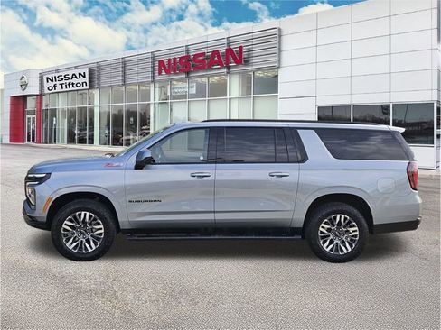 Used 2025 Chevrolet Suburban Z71 image 7