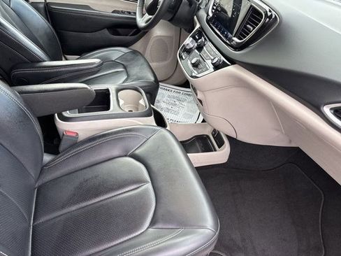 Used 2023 Chrysler Pacifica Touring-L image 39