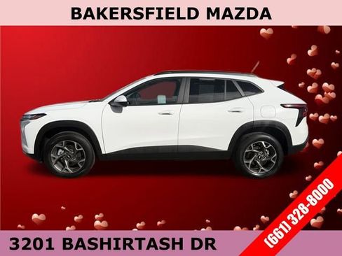 Used 2025 Chevrolet Trax LT w/ LT Convenience Package image 2