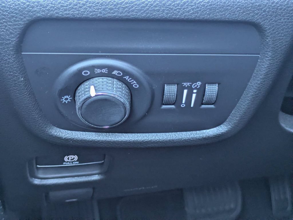 Used 2025 Jeep Grand Cherokee Altitude RWD image 24