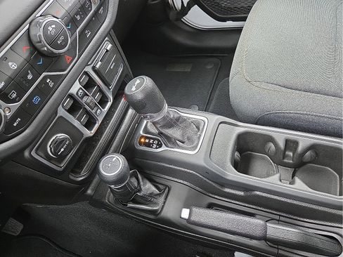 Used 2025 Jeep Wrangler Unlimited Sahara AWD/4WD image 25