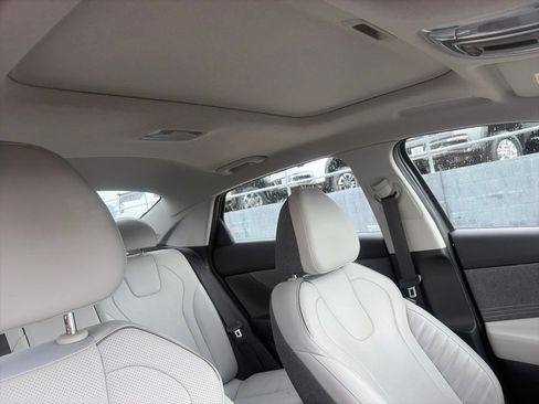 Used 2023 Hyundai Elantra Limited FWD image 16