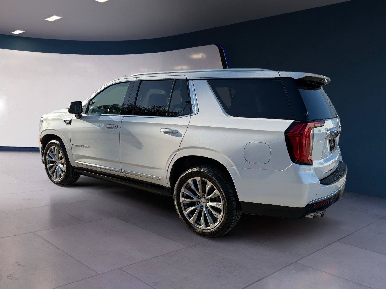 Used 2021 GMC Yukon Denali w/ Denali Premium Package RWD image 3