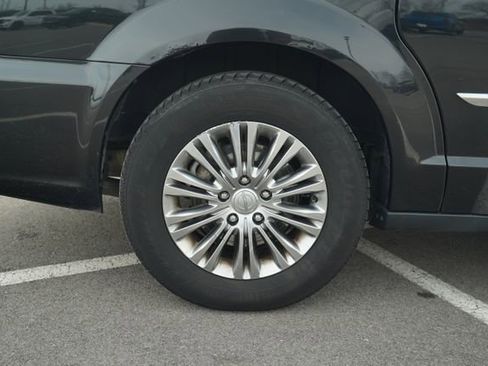 Used 2013 Chrysler Town & Country Touring-L w/ Driver Convenience Group image 41