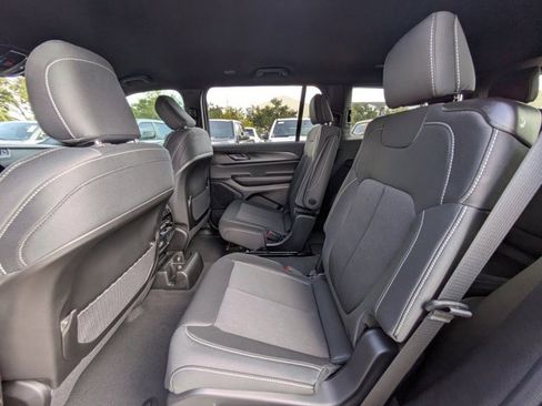 New 2025 Jeep Grand Cherokee L Laredo image 12