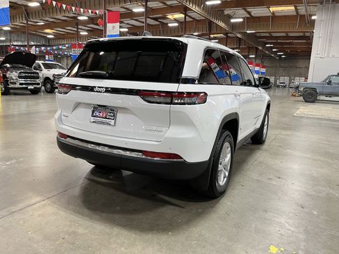 Certified 2025 Jeep Grand Cherokee Laredo w/ Luxury Tech Group I image 5