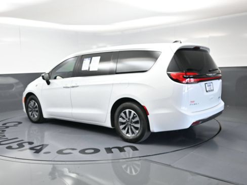 Used 2024 Chrysler Pacifica Limited FWD image 7