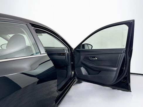 Used 2025 Nissan Sentra SV FWD image 30