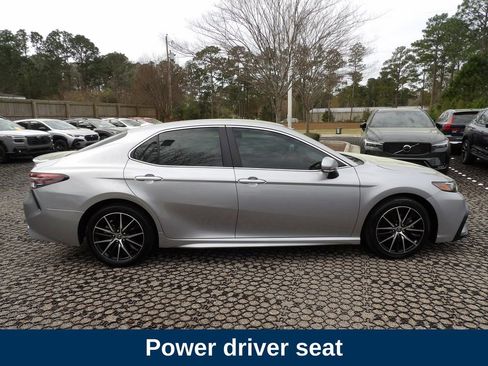 Used 2022 Toyota Camry SE image 4