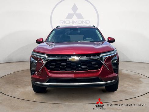 Used 2025 Chevrolet Trax LT FWD image 8