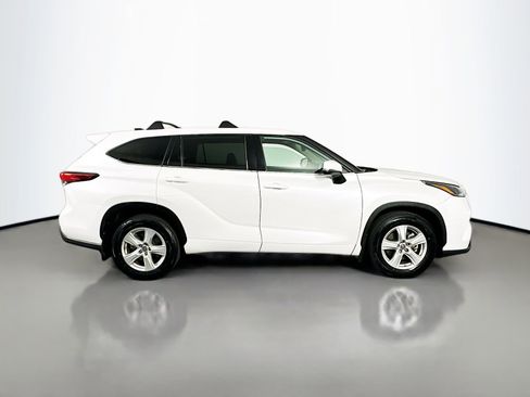 Used 2022 Toyota Highlander LE FWD image 9