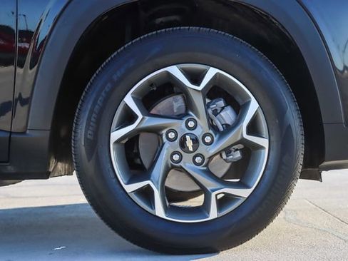 Used 2025 Chevrolet Trax LT w/ LT Convenience Package image 11
