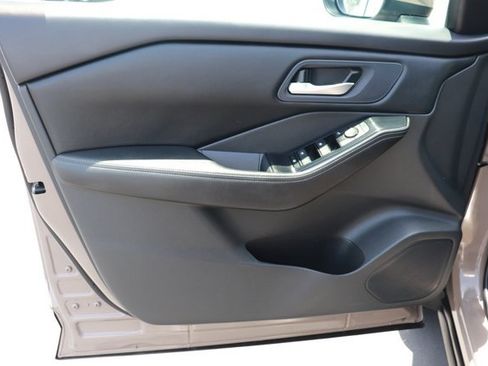 Used 2025 Nissan Rogue SV FWD image 8
