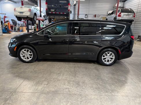 Certified 2023 Chrysler Pacifica Touring-L FWD image 26