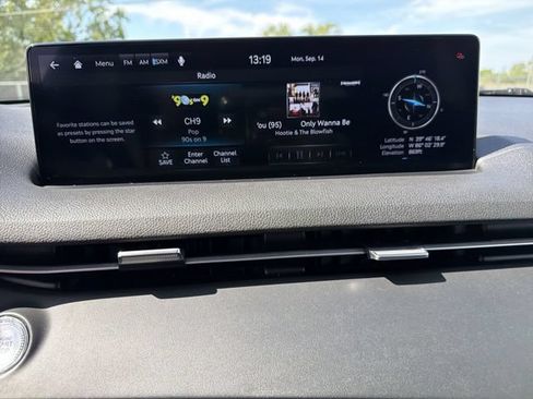 Used 2025 Genesis GV70 2.5T AWD/4WD image 22