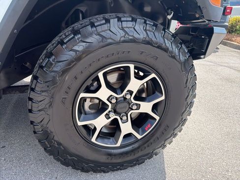 Used 2018 Jeep Wrangler Unlimited Sahara AWD/4WD image 14