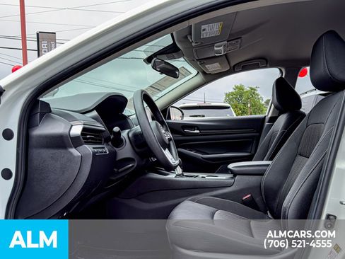Used 2025 Nissan Altima 2.5 SV FWD image 11