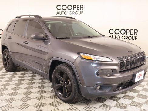 Used 2016 Jeep Cherokee Latitude w/ Comfort/Convenience Group AWD/4WD image 1