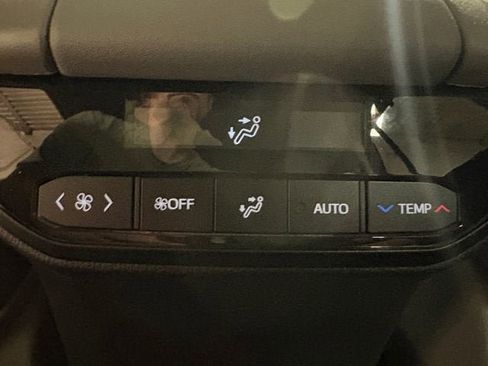 Used 2024 Toyota Highlander Limited AWD/4WD image 13