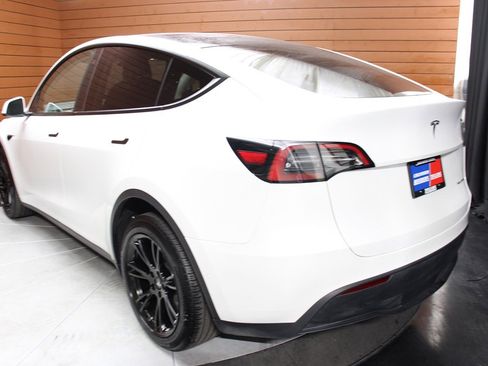 Used 2022 Tesla Model Y Long Range image 12