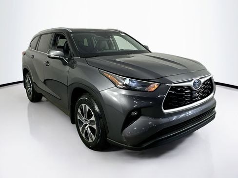 Used 2023 Toyota Highlander XLE image 3