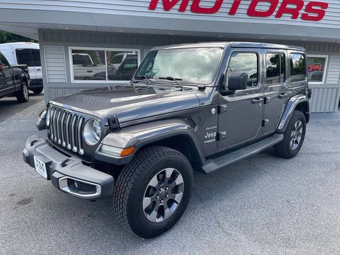 Used 2018 Jeep Wrangler Unlimited Sahara w/ Dual Top Group AWD/4WD image 3