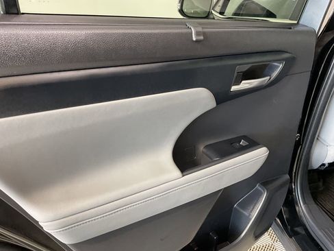Used 2023 Toyota Highlander XLE AWD/4WD image 20