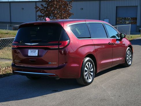 Used 2022 Chrysler Pacifica Touring-L image 5