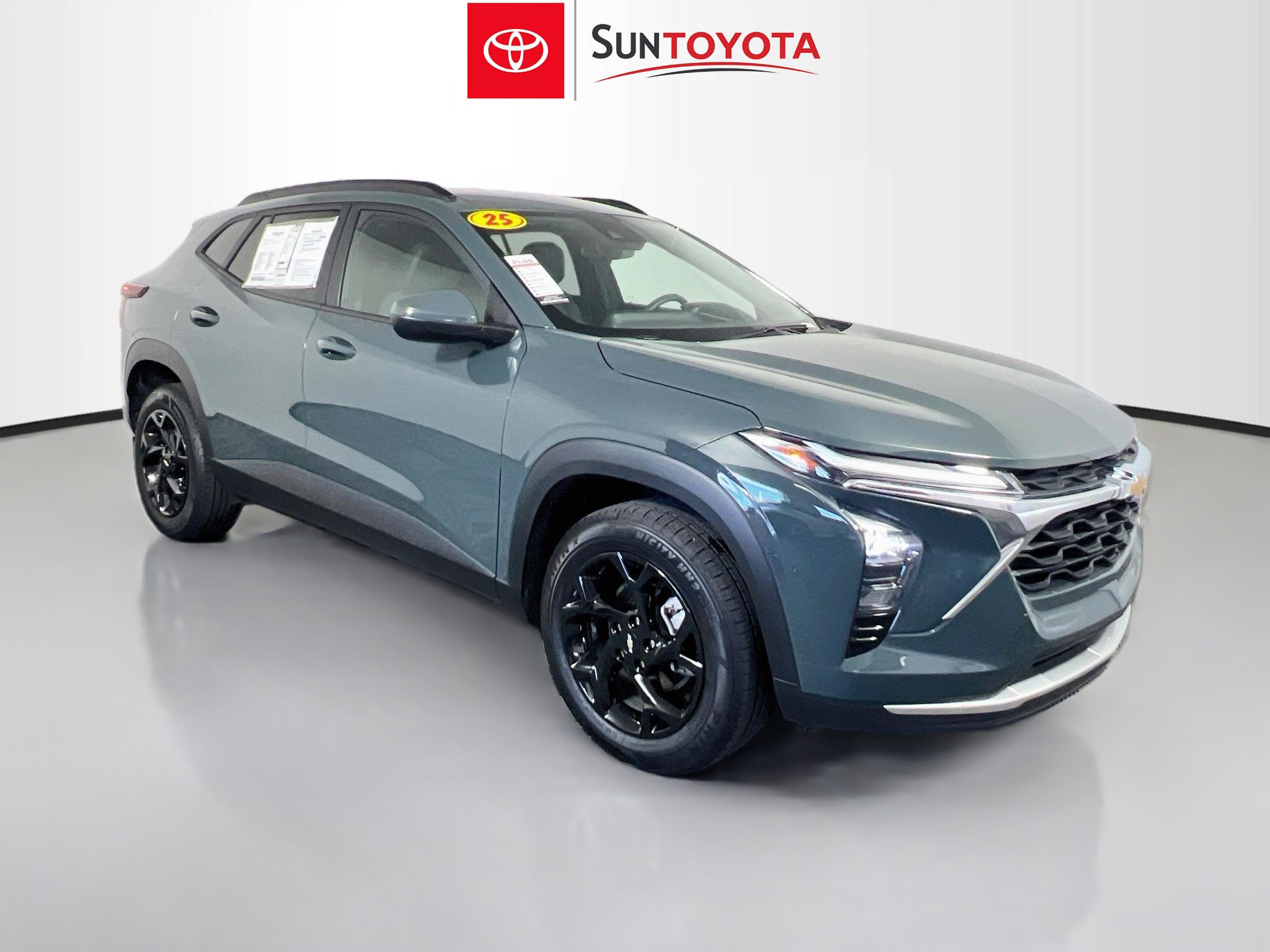 Used 2025 Chevrolet Trax LT FWD image 1