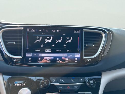Used 2024 Chrysler Pacifica Touring-L FWD image 14
