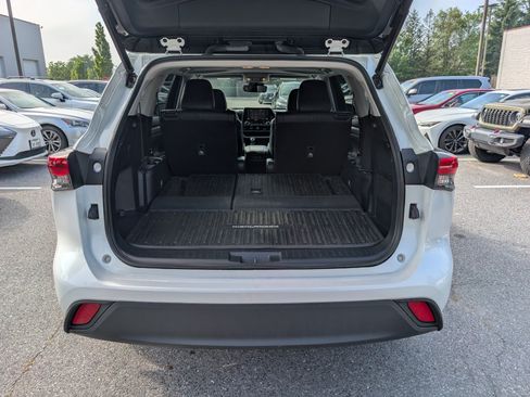 Used 2022 Toyota Highlander XLE AWD/4WD image 14