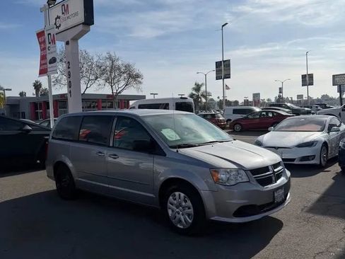 Used 2017 Dodge Grand Caravan SE image 4