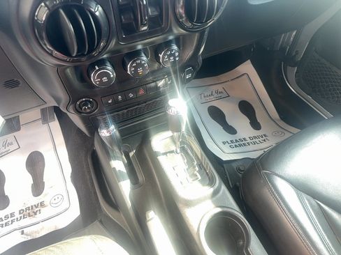 Used 2017 Jeep Wrangler Unlimited Sahara AWD/4WD image 20