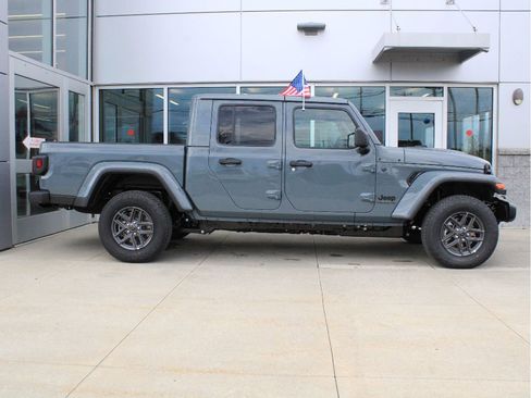 New 2026 Jeep Gladiator Sport AWD/4WD image 4