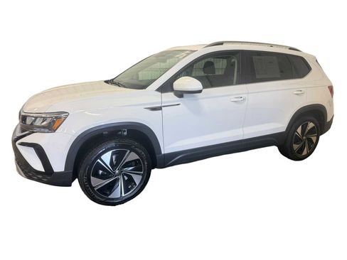 Certified 2024 Volkswagen Taos SE w/ Panoramic Sunroof Package AWD/4WD image 2
