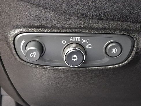 Used 2023 Chevrolet Equinox Premier image 26