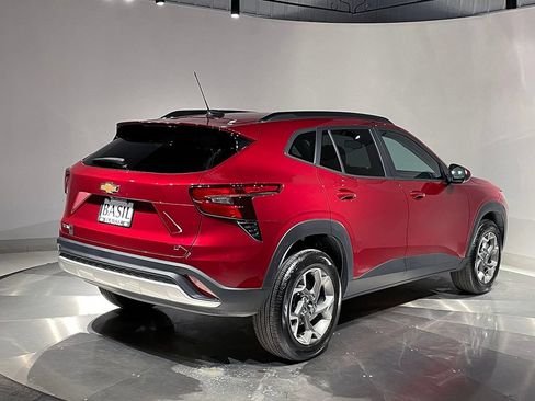 Used 2025 Chevrolet Trax LT FWD image 11