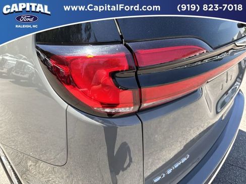Used 2023 Chrysler Pacifica Touring-L FWD image 15