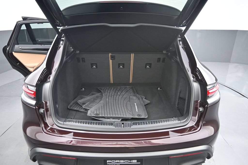 Certified 2024 Porsche Macan AWD/4WD image 26
