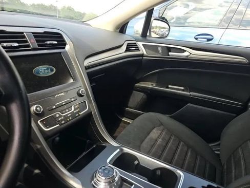 Used 2020 Ford Fusion SE FWD image 10