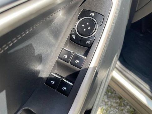 Used 2022 Ford Explorer XLT w/ Equipment Group 202A AWD/4WD image 23