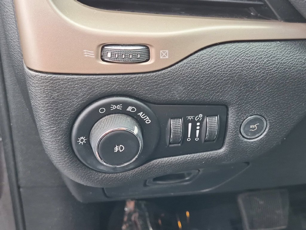 Used 2018 Jeep Cherokee Limited AWD/4WD image 14