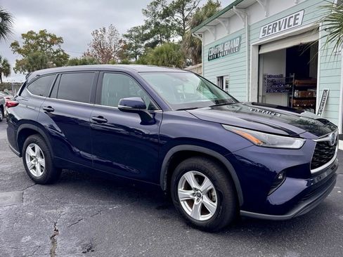 Used 2022 Toyota Highlander LE image 3