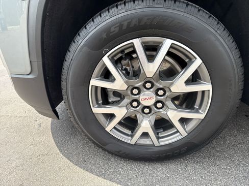 Used 2023 GMC Acadia SLE w/ Driver Convenience Package image 9