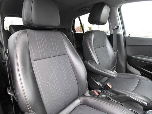 Used 2021 Chevrolet Trax LT FWD image 24