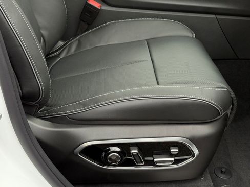 New 2025 Jeep Grand Cherokee Overland w/ Adv Protech Group III image 8