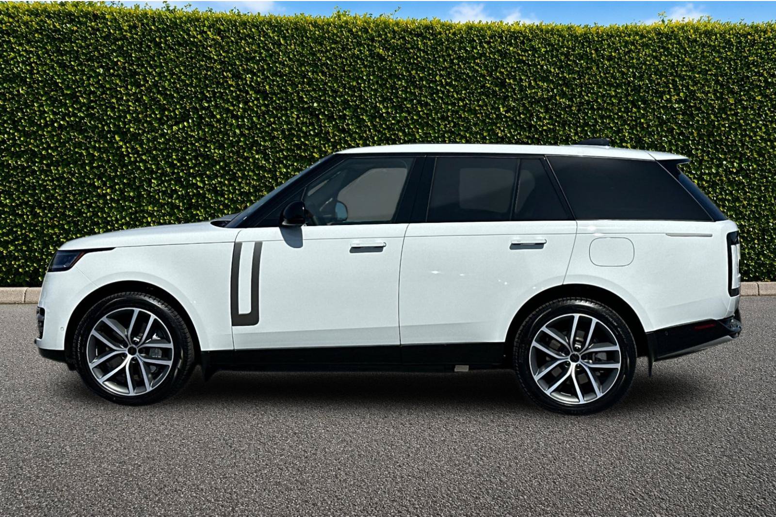 New 2026 Land Rover Range Rover SE AWD/4WD image 3
