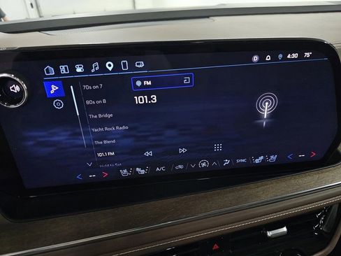 Used 2025 Chevrolet Suburban High Country AWD/4WD image 17