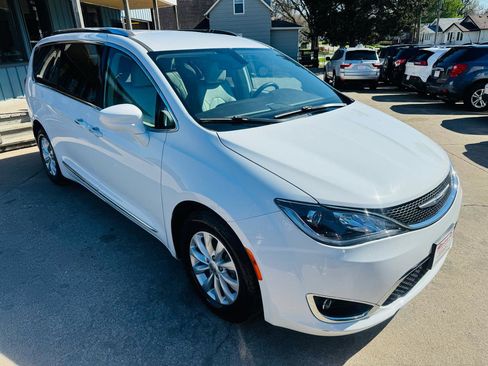 Used 2019 Chrysler Pacifica Touring-L FWD image 1