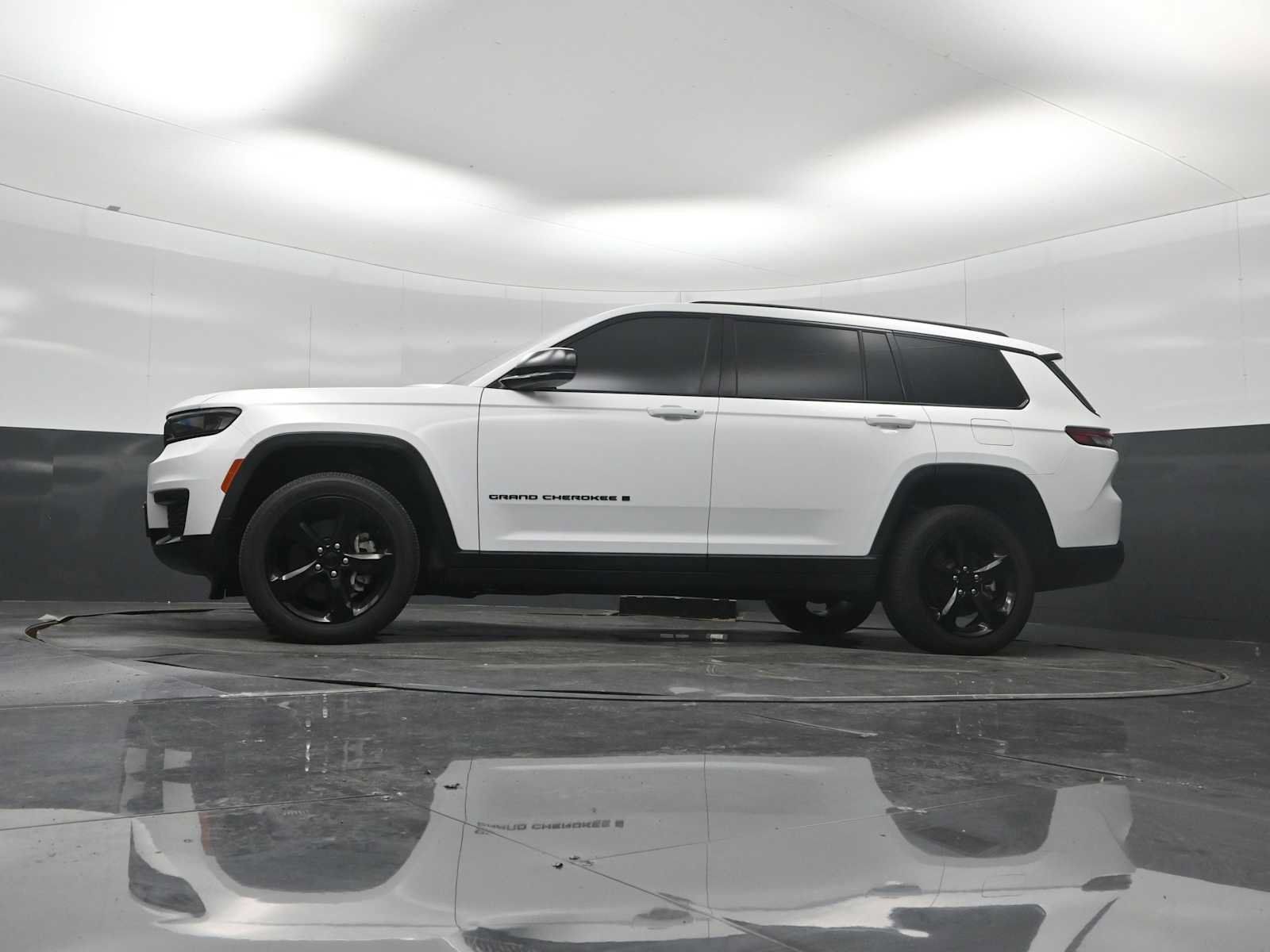 Used 2023 Jeep Grand Cherokee L Laredo AWD/4WD image 31
